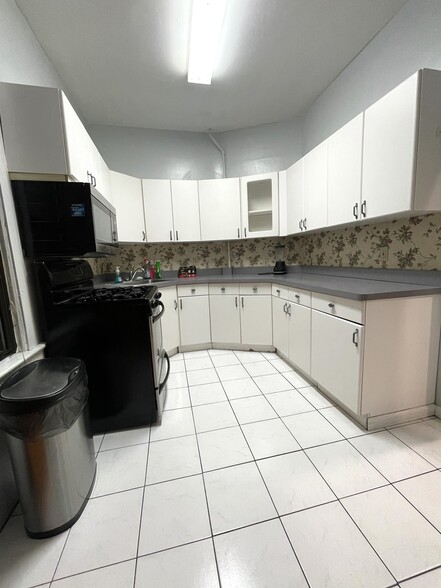 Building Photo - 812 Pavonia Ave
