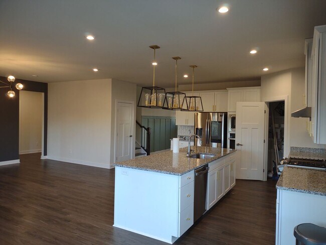 Building Photo - Superlative 6 Bedroom, 5 Bathroom Home in an Upscale Community!