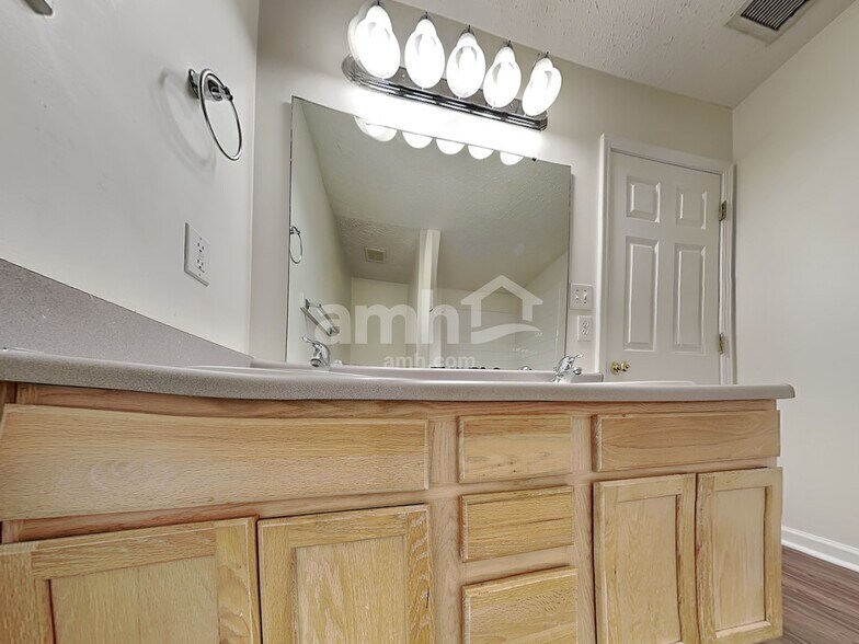 Building Photo - 1907 Landon Farms Ln