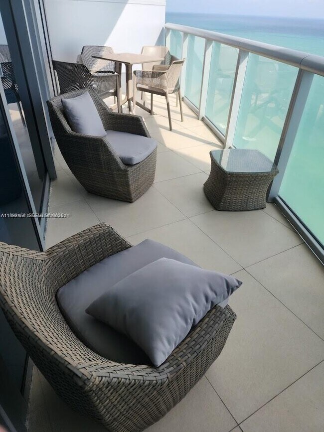 Building Photo - 17001 Collins Ave