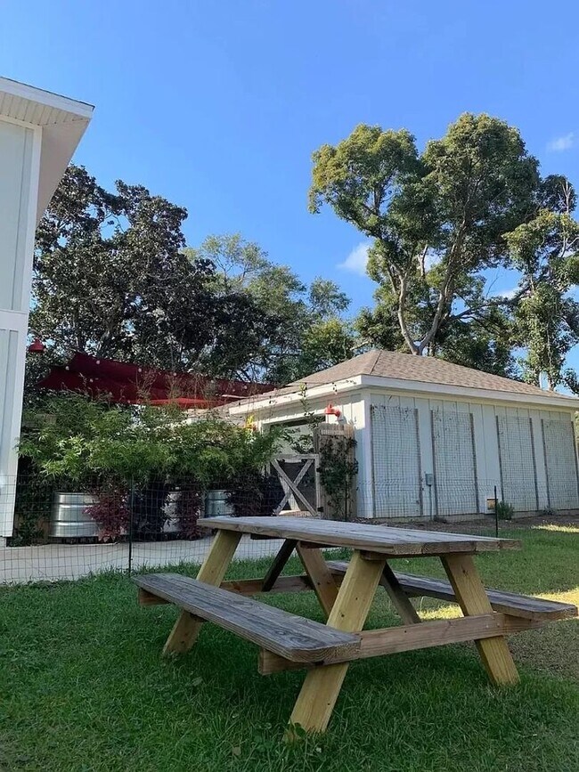 Building Photo - BEAUTIFUL Modern 3 Bedroom Home