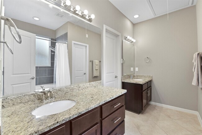 Building Photo - 241 N Lenox St