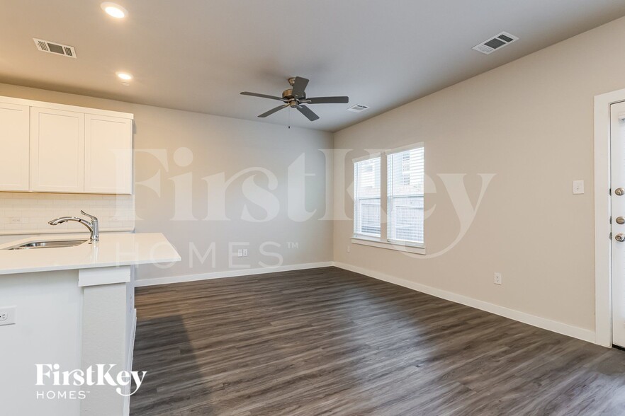 Building Photo - 18314 W Centro Cir