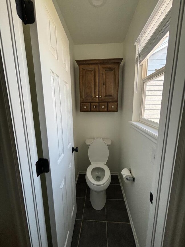 Building Photo - 9724 Queenscliffe Dr