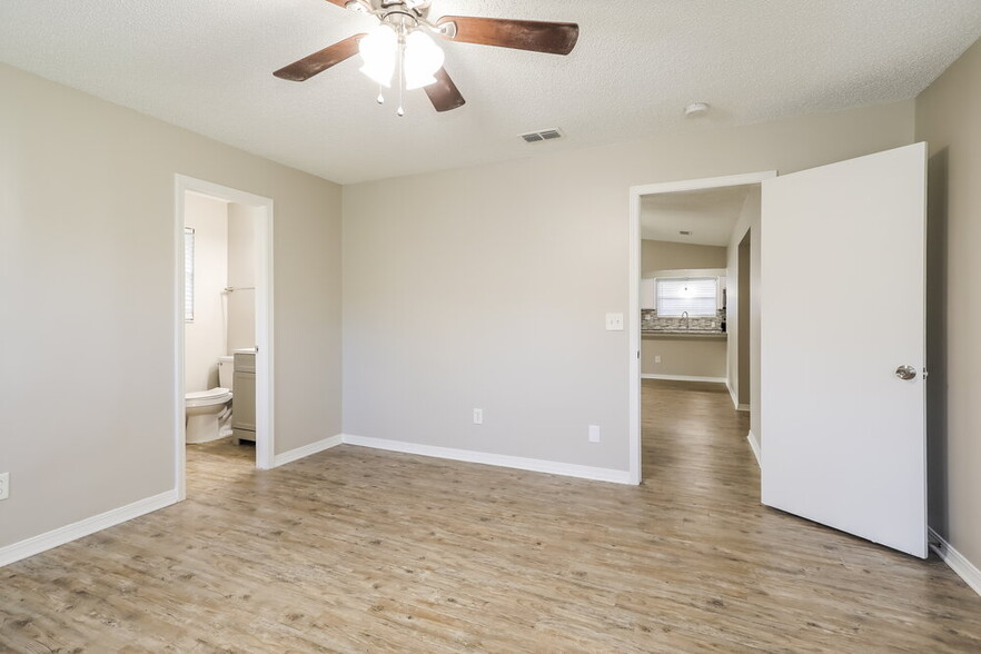 Building Photo - 8366 Knotts Landing Dr E