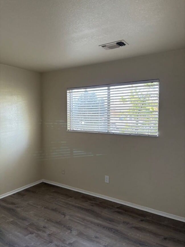 Building Photo - Single story, 3 bed 1.5 bath home.