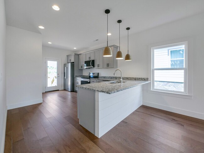 Building Photo - 102 Sunset Dr