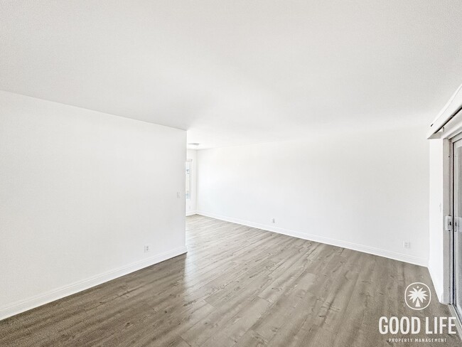 Building Photo - Beautiful 1BD/1BA W/ Reserved Parking and In-Unit Laundry in North Park!