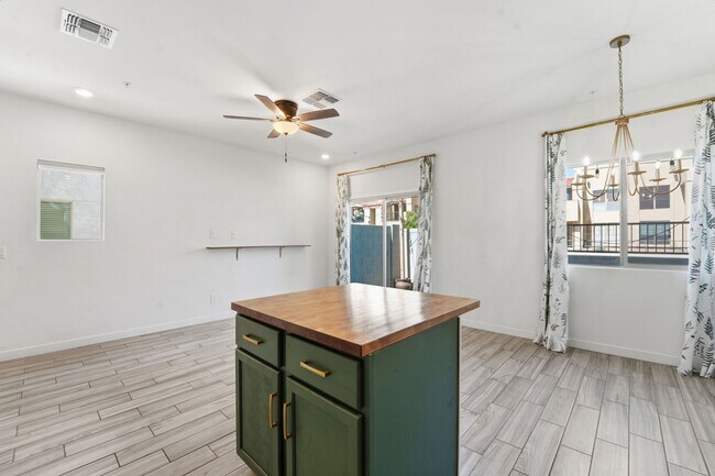 Building Photo - Stylish 2-bedroom, 2.5 bathroom townhouse in a desirable Phoenix location!