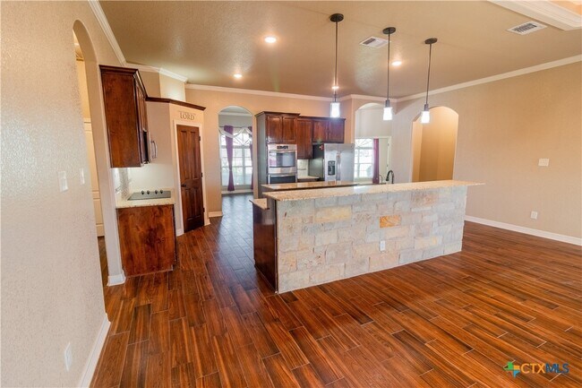 Building Photo - 2033 Catkins Ln