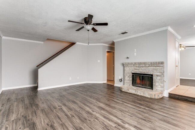 Building Photo - 1728 Creekpoint-