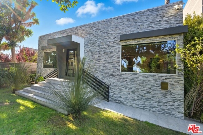 Building Photo - 10915 Ayres Ave