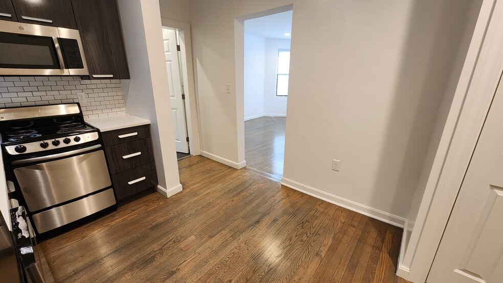 Building Photo - 54 Queensberry St