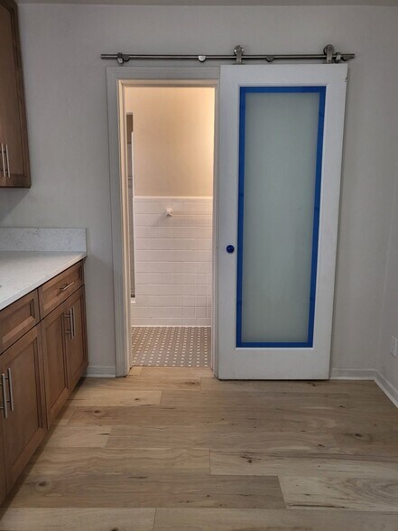 Building Photo - 206 S Oleander Ave