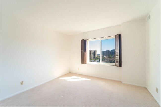 Building Photo - 8370 Greensboro Dr