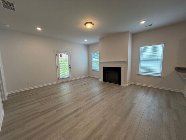 Building Photo - Brand New 4/3.5 House in West Rome- $2,195