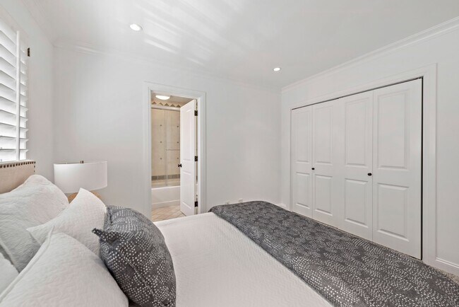 Building Photo - Newport Beach Townhome