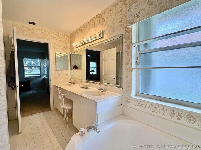 Building Photo - 7702 Majestic Palm Dr