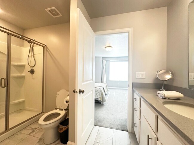 Building Photo - Spacious and Bright Townhome Available Sep...