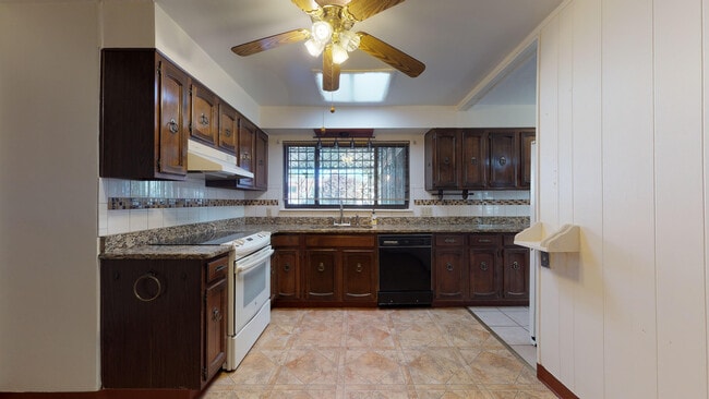 Building Photo - UPTOWN 3/BD 2/BA 1/CP WORKSHOP