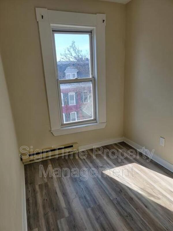 Building Photo - 42 E Washington St