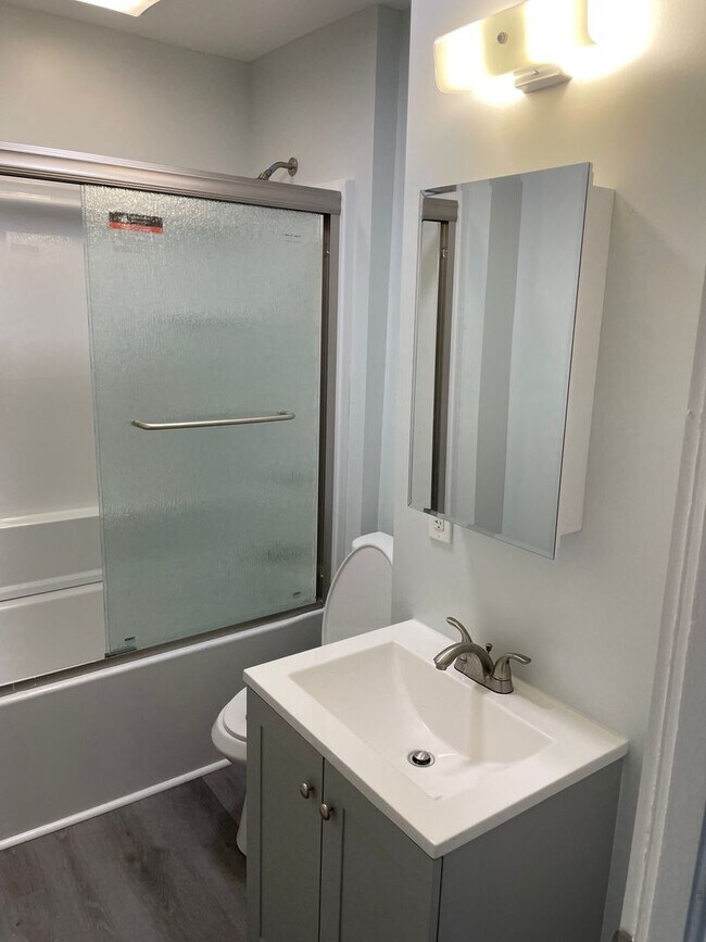 Building Photo - Spacious Home in a Great Neighborhood