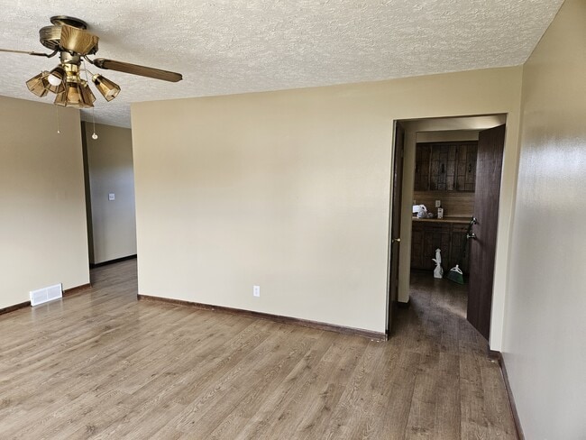 Building Photo - 1310 W Dakota St