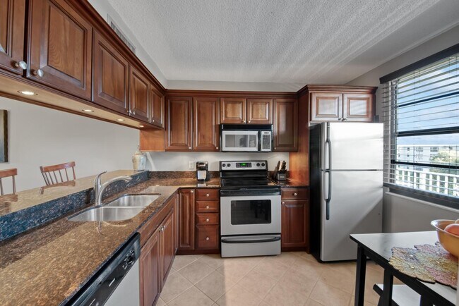 Building Photo - 6121 Balboa Cir