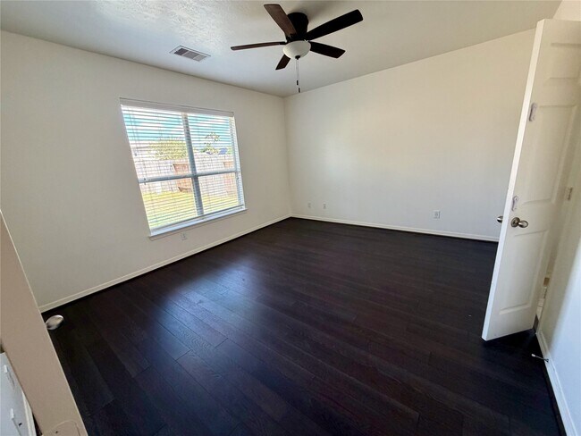 Building Photo - 26922 Henson Falls Dr