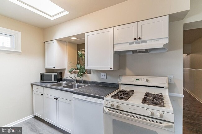 Building Photo - Spacious 3-Bedroom Home with Deck and Bonu...