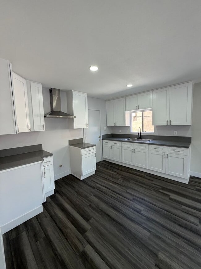 Building Photo - 601 W 94th St