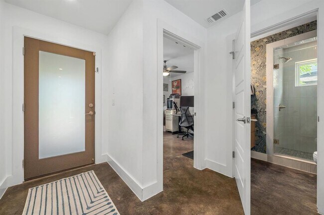 Building Photo - 1303 Azie Morton Rd
