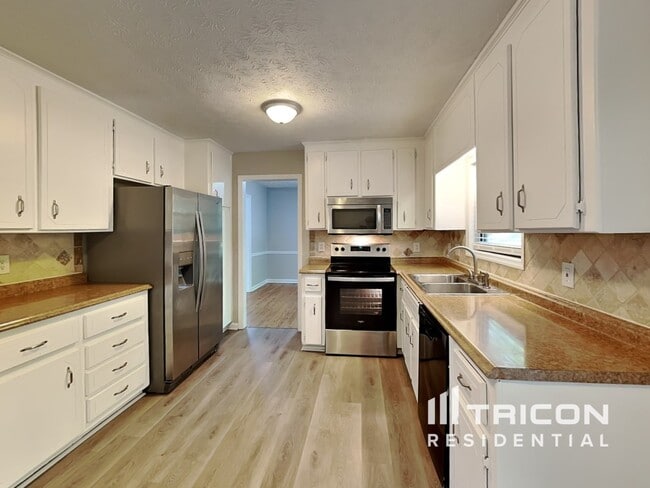 Building Photo - 5070 Ravenwood Dr
