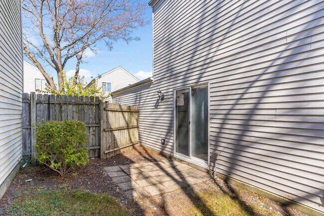 Building Photo - 1053 Symphony Dr