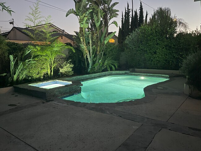 Building Photo - 14320 Hortense St