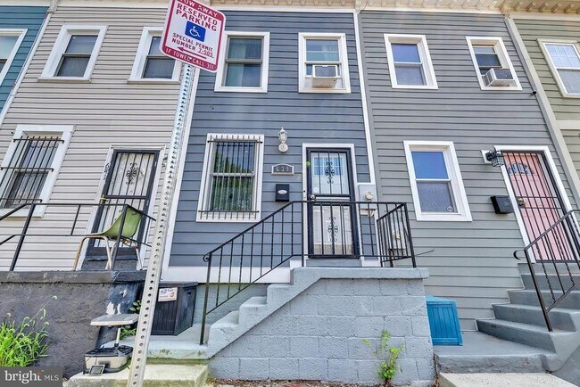 Building Photo - 639 20th St NE