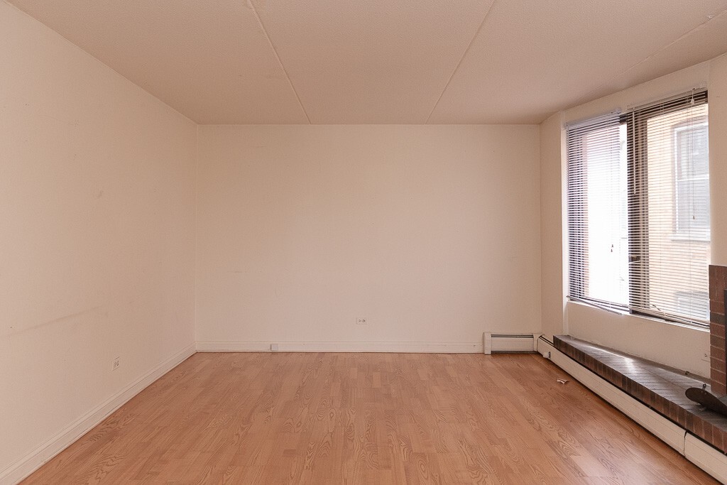 Building Photo - 622 W Wellington Ave