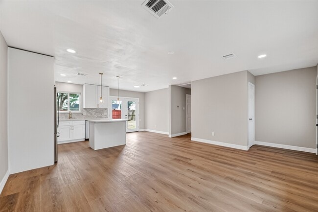 Building Photo - 2003 Isla Dr