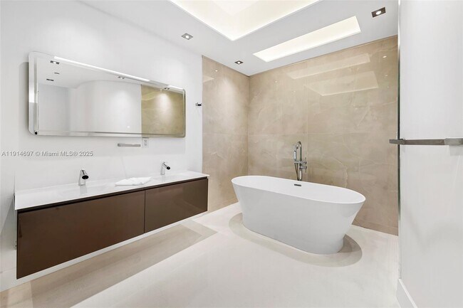 Building Photo - 100 South Pointe Dr