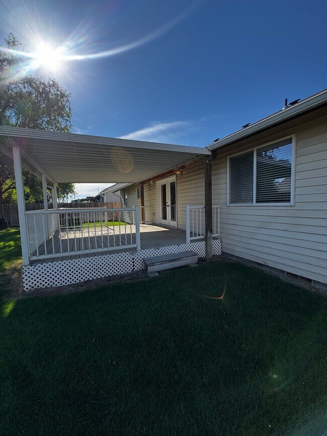 Building Photo - Fully Renovated Home in Crossroad Neighborhood!