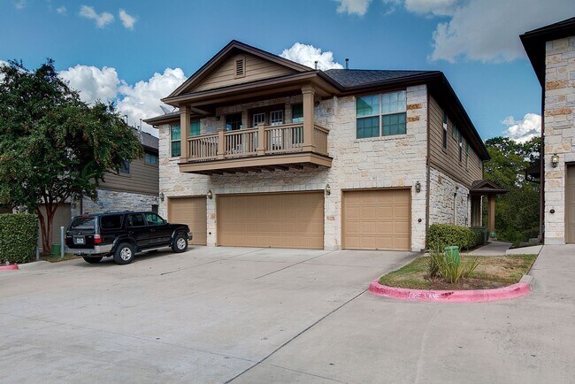 Building Photo - Immaculately Maintained 2/2.5 Townhome In ...