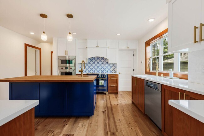 Building Photo - Updated 4 Bedroom North Capitol Hill Craftsman