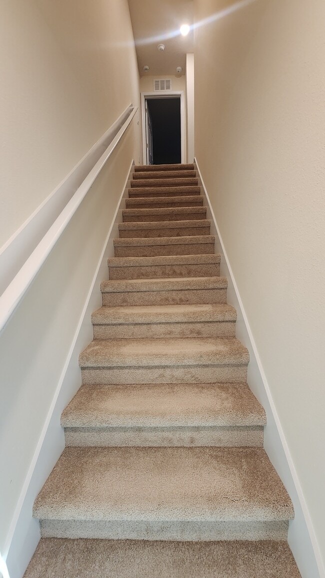 Building Photo - Beautiful Townhome in Waterford Lakes 2 Bedroom 2.5 baths and 1 Car Garage