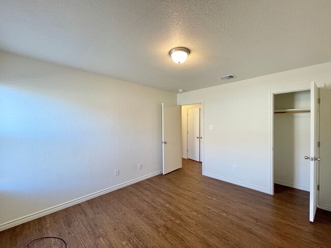 Building Photo - 1529 Justin Lp