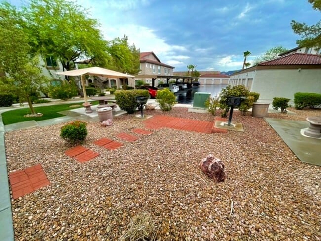 Building Photo - 2305 W Horizon Ridge Pkwy