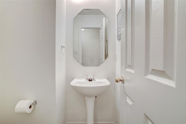 Building Photo - 15501 Sarah's Creek Dr