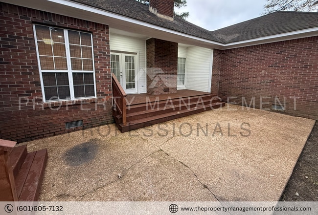 Building Photo - Renovated beauty near the country club and golf course!