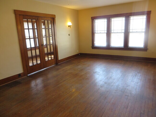 Building Photo - 826 Nuttman Ave