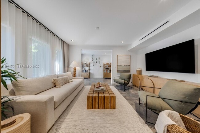 Building Photo - 1000 NW 9th Ct