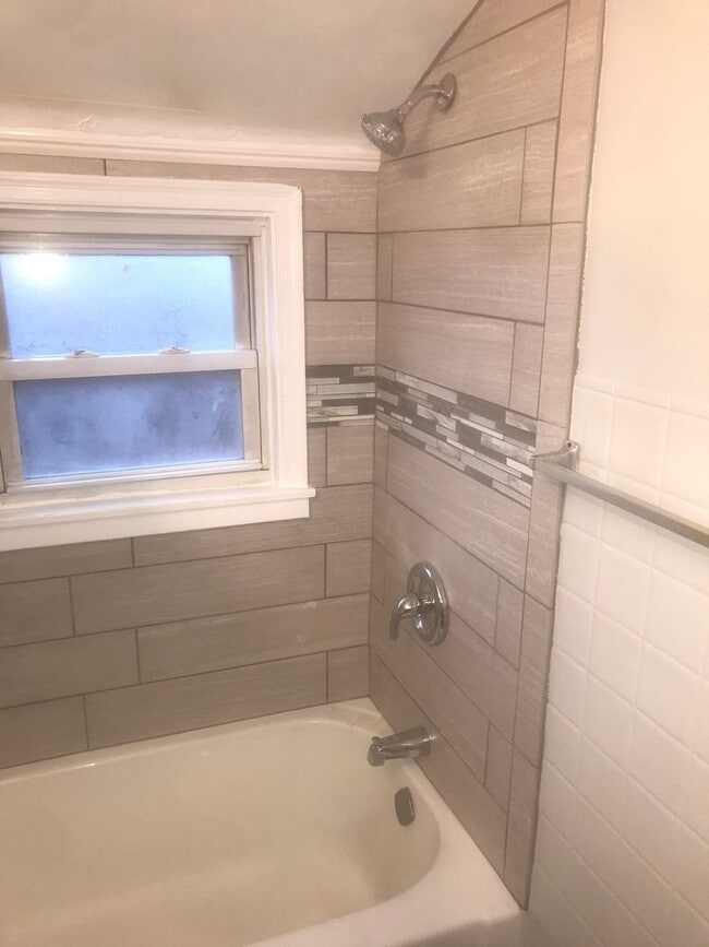 Building Photo - 2 Bedroom / 1 Bath Townhome + Garage -- Be...